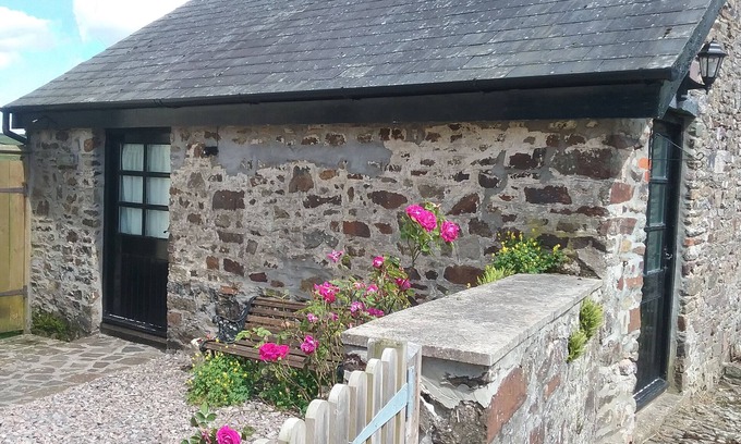 Knowstone Cottage | THE OLD WORKSHOP, pet friendly, with a garden in Knowstone