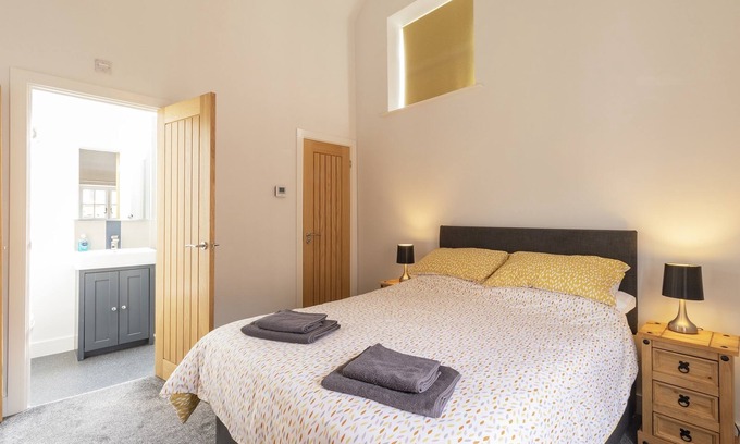 Chesterfield Cottage | The Olde Coach House - Cottage with Hot Tub