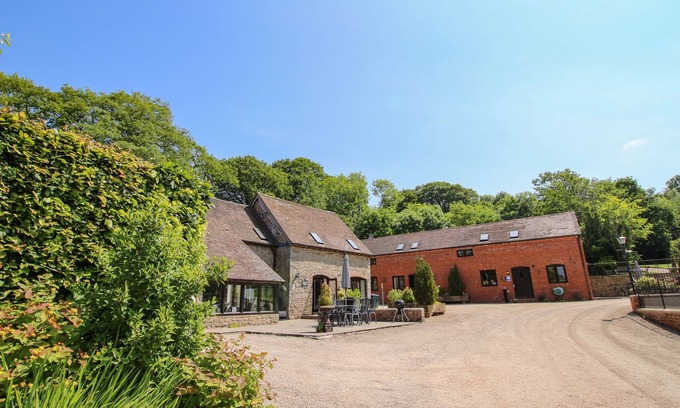 Wall-under-heywood Cottage | THE OLDE COW HOUSE, pet friendly, with pool in Cardington