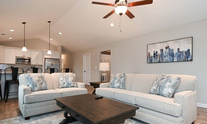 Commerce House | The Olive Cottage Close to Outlet Shops!