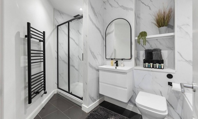 Leicester Apartment | The Olive Tree luxury apartment. Private parking. Balcony with river views.