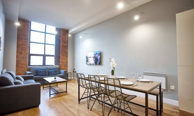 Manchester Apartment | The Onyx Suite Summar