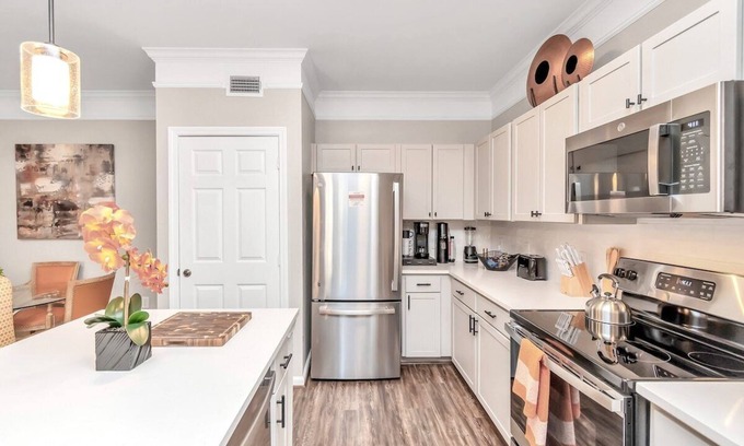 League City Apartment | The Orange Blossom near Kemah Boardwalk and NASA