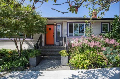 Grandview-Woodland House | The Orange Door Bungalow- 2-BR w private yard, walkable to cafes & restaurants, 10 min to DT