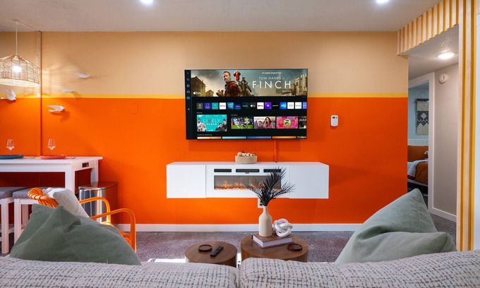 Lawrence Apartment | The Orange Lounge - 8 min to KU/Downtown