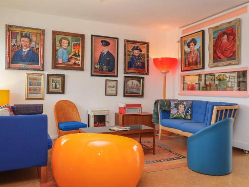 Bury St Edmunds House | The Orchard Close Art House