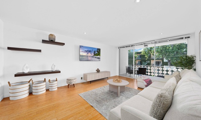 North of Montana Apartment | The Orchid-Charming 2BR Santa Monica Apartment with Pool, Jacuzzi & WiFi