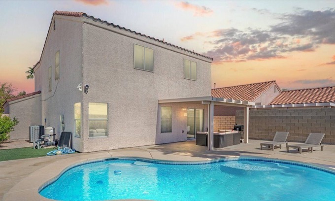 Las Vegas House | The Orchid Desert Oasis with a Pool