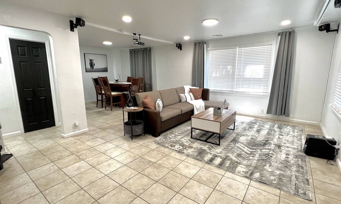 Joplin House | The Oriole: Cozy 2 Bed Home Mins Off Interstate