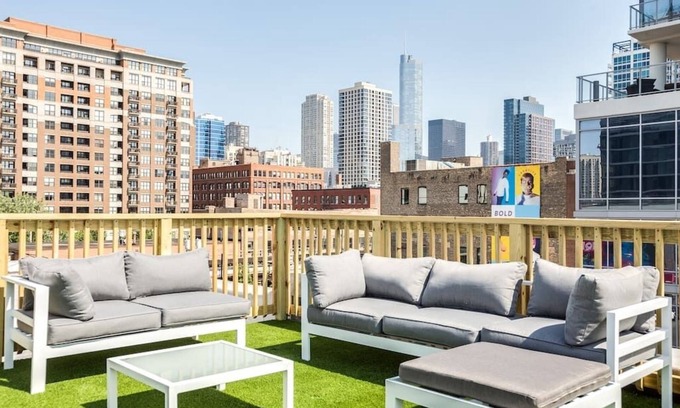 River North Apartment | The Orleans Floor 3 Private rooftop deck!