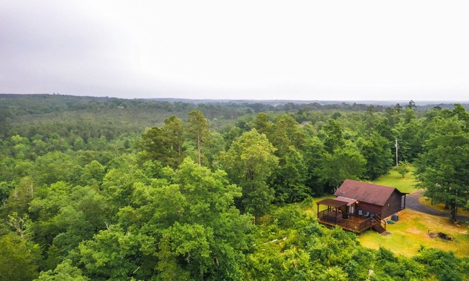 Smithville Cabin | The Ossi is a secluded couples cabin with panoramic mountain and sunset views!
