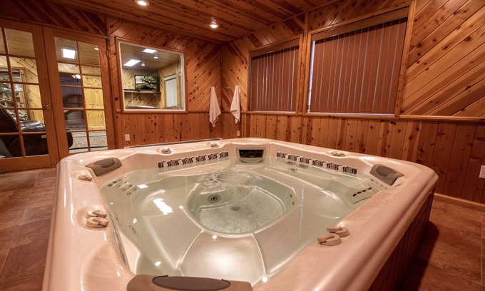 Mount Pleasant House | The Outback: w/Hot tub+Tennis