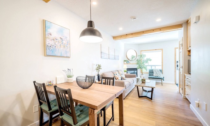 Harvie Heights House | The overlook stay | Free parking|35