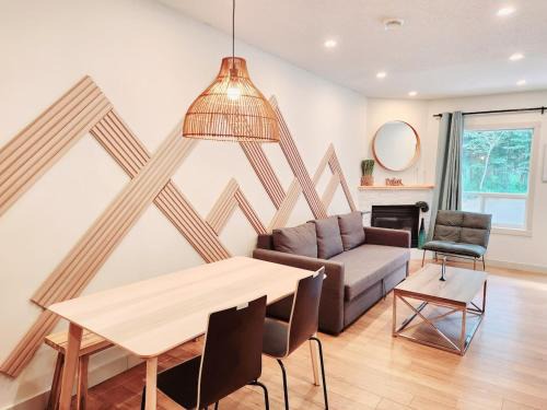 Harvie Heights House | The OVERLOOK Stay-Mountain View-Free Parking
