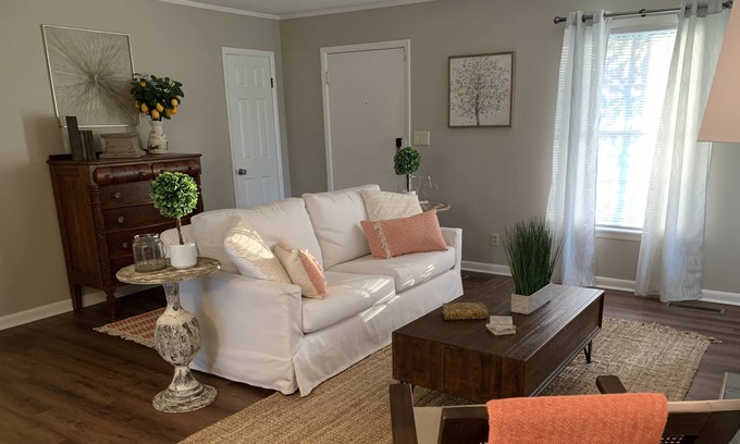 Dothan House | The Owl and Magnolia-Entire house-quiet neighborhood