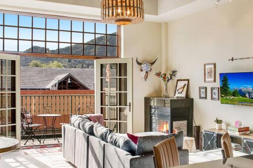 Manitou Springs Historic District House | The Owl's Nest @ Manitou: Mtn Views on Main Street