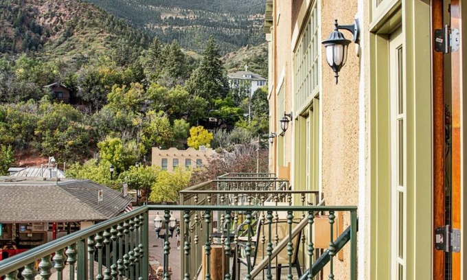 Manitou Springs Historic District Condo | The Owl's Nest @ Manitou: Mtn Views on Main Street