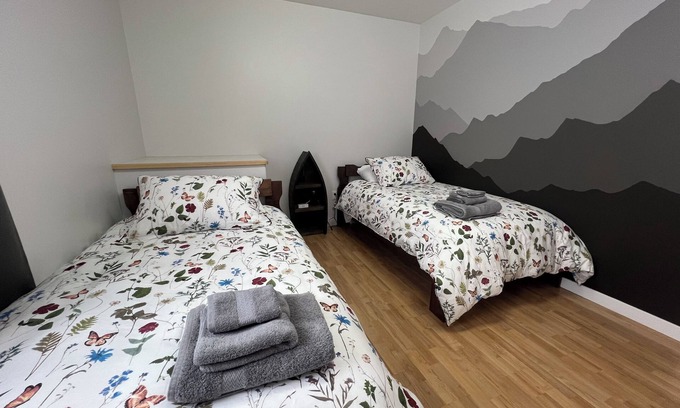 Sicamous House | The Owlhead Place - King beds, privacy and a backyard minutes from the beach!