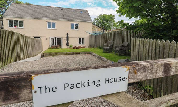 Rosudgeon Cottage | THE PACKING HOUSE, pet friendly, with a garden in Rosudgeon