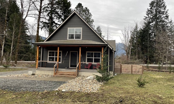 Packwood Ski Chalet | The Packwood Wolf Den - In the ❤️ of Packwood! Hot tub!