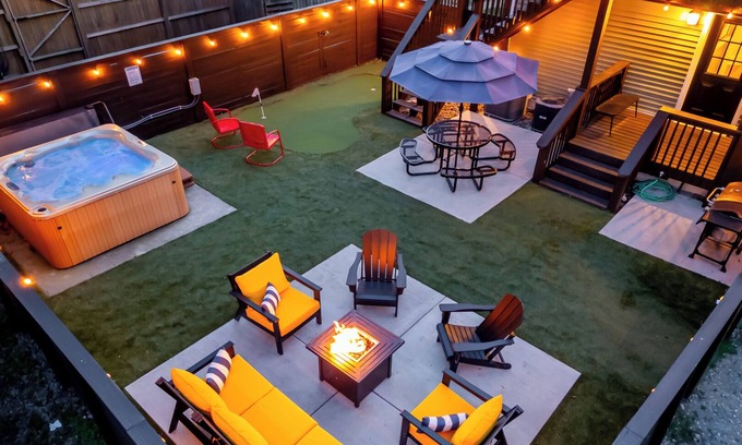 Cherokee Triangle House | The Paddock ~ 5BR Class & Fun In One! Hot Tub, Fire Pit, Mini Golf, Walkable