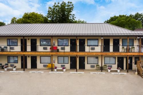 Dyckesville Hotel | The Painted Pelican