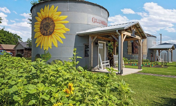 Elgin Bed & Breakfast | The Painted Silos - The Sunflower Bin. Elgin, Ft Sill and Lawton areas.
