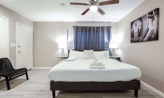 MacGregor Apartment | The Palm Flats 02! Zoo! Museums! Medical Center!
