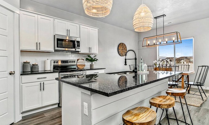 Meridian House | ☼ THE PALM HOUSE ☼ At Meridian - New Home in great location!