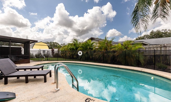 Walsingham House | 🌴The Palm House🌴 Modern Retreat with Heated Pool ~ 10 min to Beach!