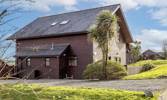 Winnard's Perch Cabin | The Palm Tree Lodge by Ross Antony Lodges