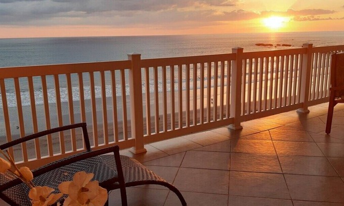 Barrio Los Villalobos Apartment | The Palms Jaco 1001 penthouse on the beach
