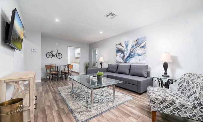 Middle River Terrace Apartment | The Palms @ Middle River Terrace #2 RENOVATED!