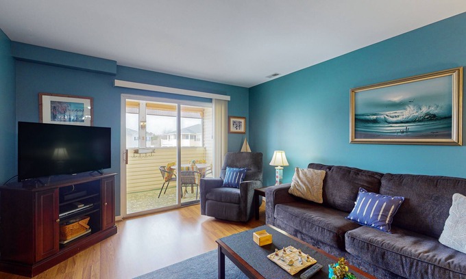 Rehoboth Beach Condo | The Palms spectacular condo near beach with outdoor pool, streaming, W/D, & AC