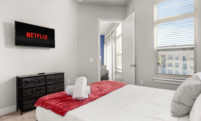 Southtown Apartment | The Paloma: AFB, Pool, Riverwalk
