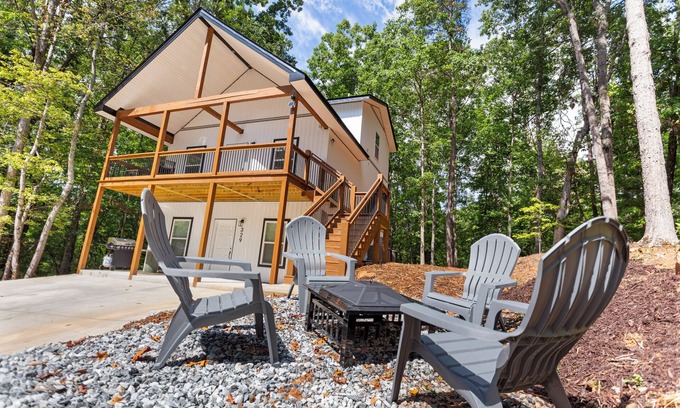 Westminster Cabin | The Panda Lakehouse - Charming 4 Bedroom Cabin in Lake Hartwell near Clemson