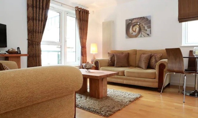 Old Town Apartment | The Park - Holyrood Road Apartment with free parking and lift access