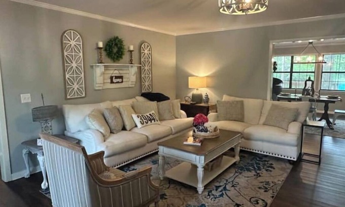 Laurel House | The Parker House-Stylish 3 Bedroom 2.5 miles to Downtown Laurel-NEW LISTING