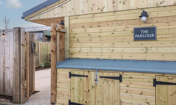 Derbyshire Cottage | THE PARLOUR, romantic, with hot tub in Hatton, Derbyshire