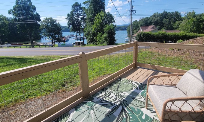 Hayesville RV Rental | The Parrot Perch! 1 bedroom on Lake Chatuge