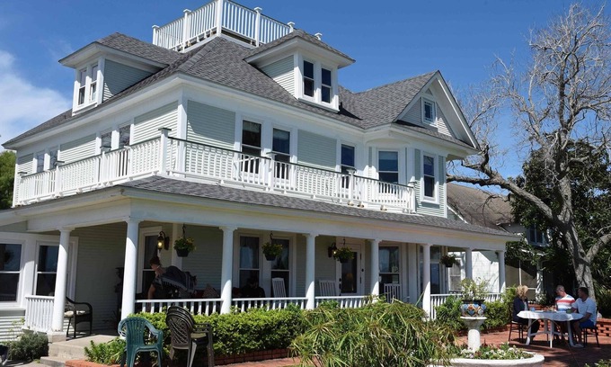 Palacios Bed & Breakfast | The Peaceful Pelican LLC