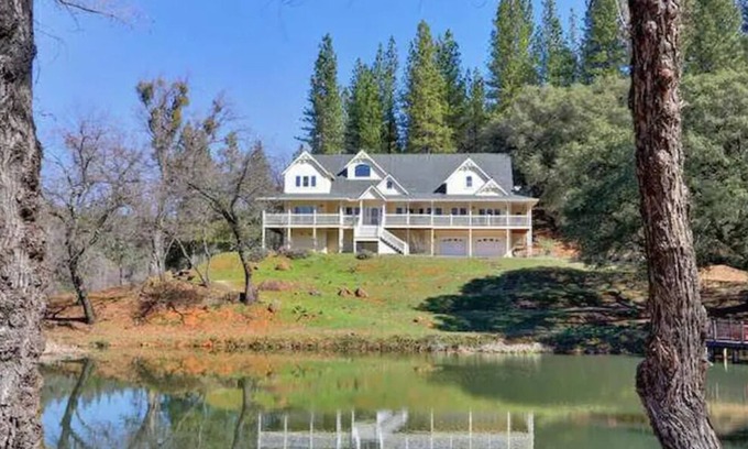 Colfax House | The Peaceful Pond Retreat