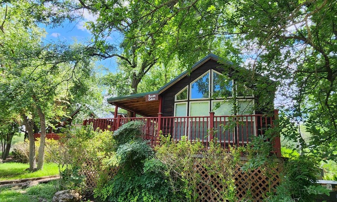 Fredericksburg Cabin | The Peach Cabin at Mendelbaum Winery Guest Cabins