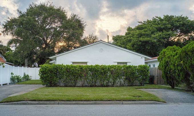 Lake Ridge House | 'The Peacock Bungalow' Near Fort Lauderdale Beach!