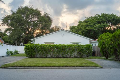 Lake Ridge House | The Peacock Bungalow Near Fort Lauderdale Beach!