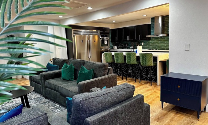 North Las Vegas House | 🦚The Peacock Inn LV - 8 Bdr 4 Bth 14 Beds, Hi Speed WiFi