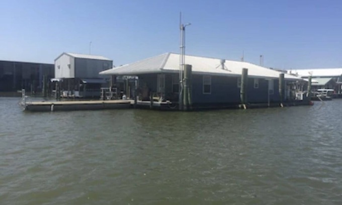 Venice Boat Rental | The Pearl - Beautiful, renovated Houseboat in Venice Marina!