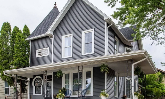 Muscatine House | The Pearl House -- Muscatine Vacation Rental