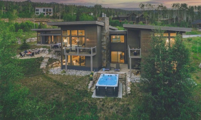 Silverthorne House | The Pearl - Luxury Mountain Home, Views, Swim Spa, Outdoor FirePit, EV Charger