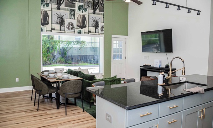 Springfield House | The Pearl & Oasis Duo Stylish 8BR Retreat